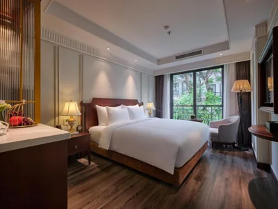 Colonial Premium matrimoniale con vista sulla strada — GRAND HOTEL du LAC Hanoi